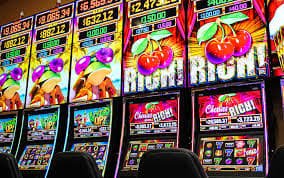 Layar hasil akhir Infinite Blackjack menampilkan kemenangan atau kekalahan